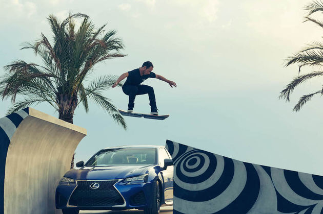 20150804-01-Lexus-laat-zien-dat-het-Lexus-Hoverboard-daadwerkelijk-rijdbaar-is